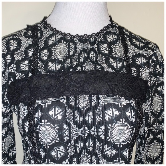 Alice + Olivia Angeline Top in Hexagon Shell (see description, missing button) - Picture 3 of 10